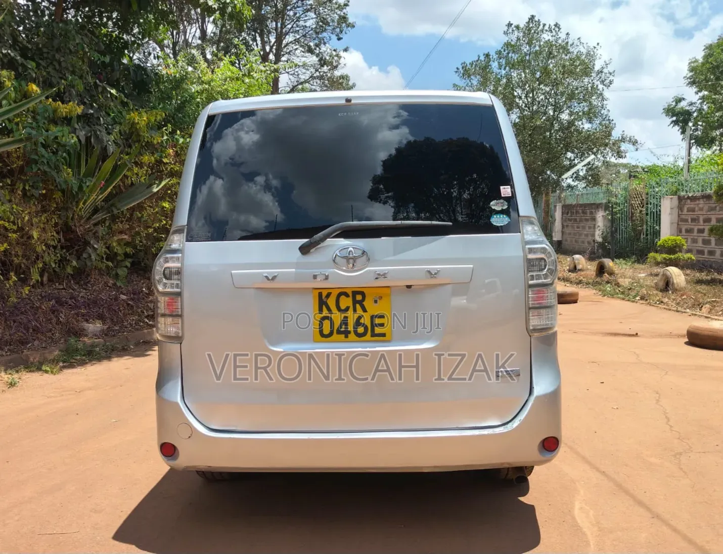 Toyota Voxy 2011 Silver