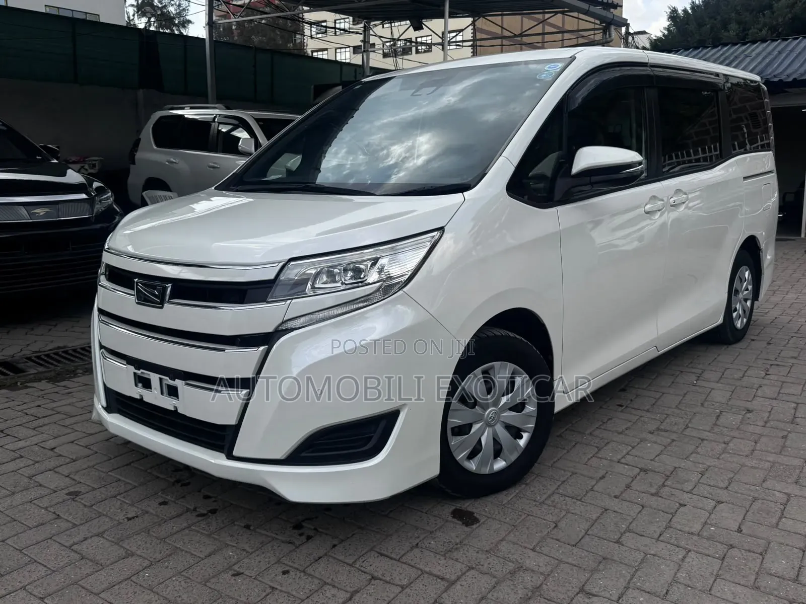 Toyota Noah 2.0 AWD (8 Seater) 2019 Off white