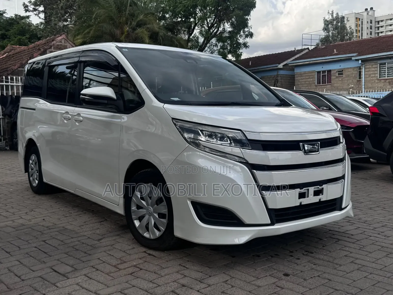 Toyota Noah 2.0 AWD (8 Seater) 2019 Off white