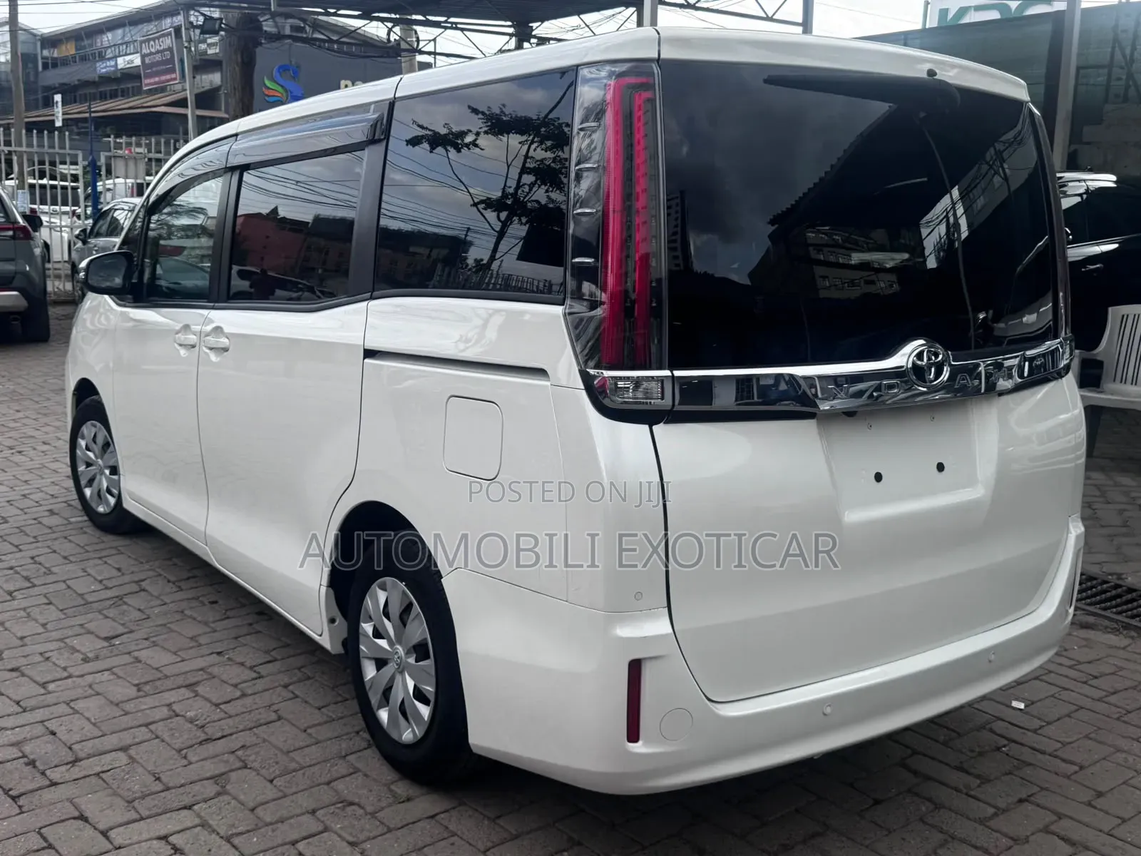Toyota Noah 2.0 AWD (8 Seater) 2019 Off white