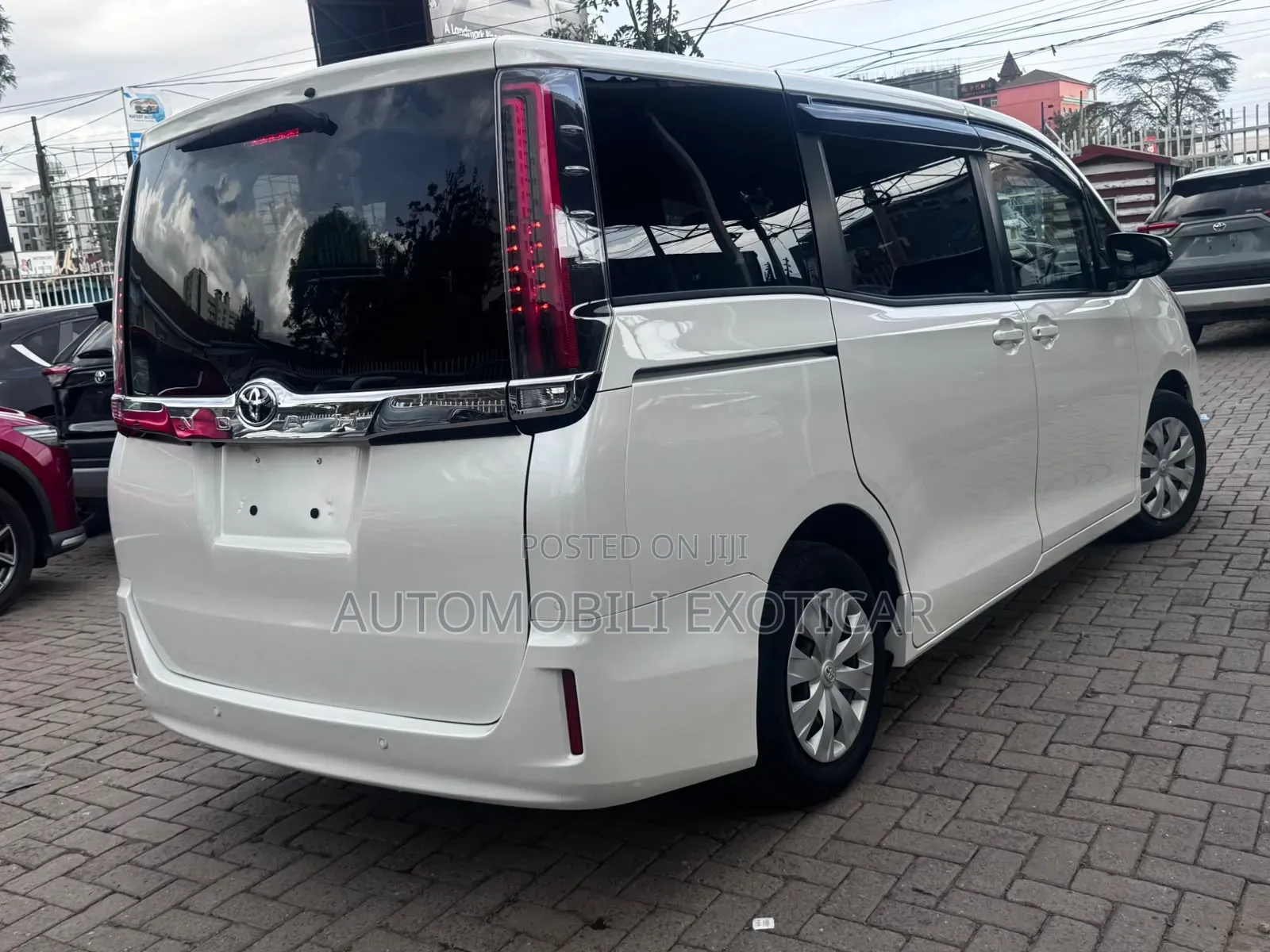 Toyota Noah 2.0 AWD (8 Seater) 2019 Off white