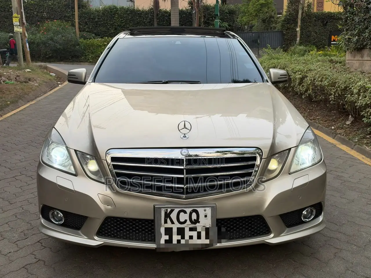 Mercedes-Benz E250 2011 Gold