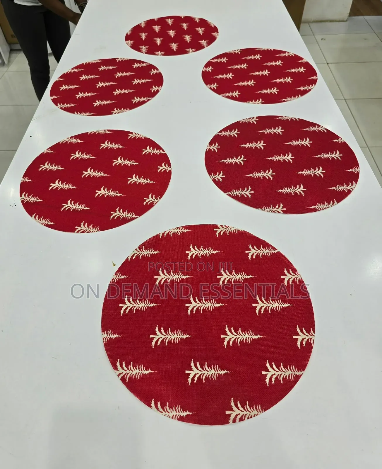 6-Piece White Christmas Tree Round Placemats
Size 38.1cm