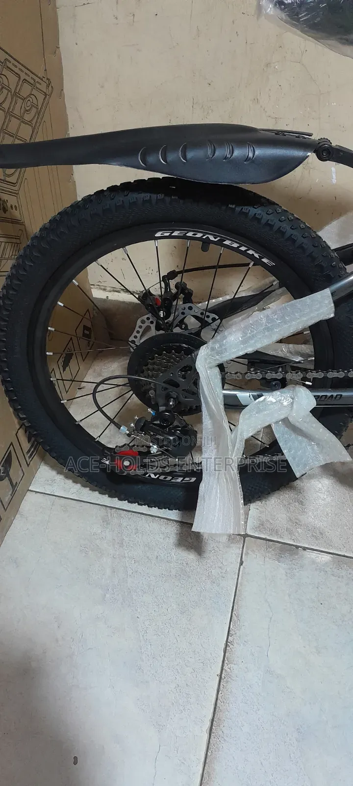 Fat Tire Mountain Bike - Size 20" With 3 Speed Setting and Disk Brake
