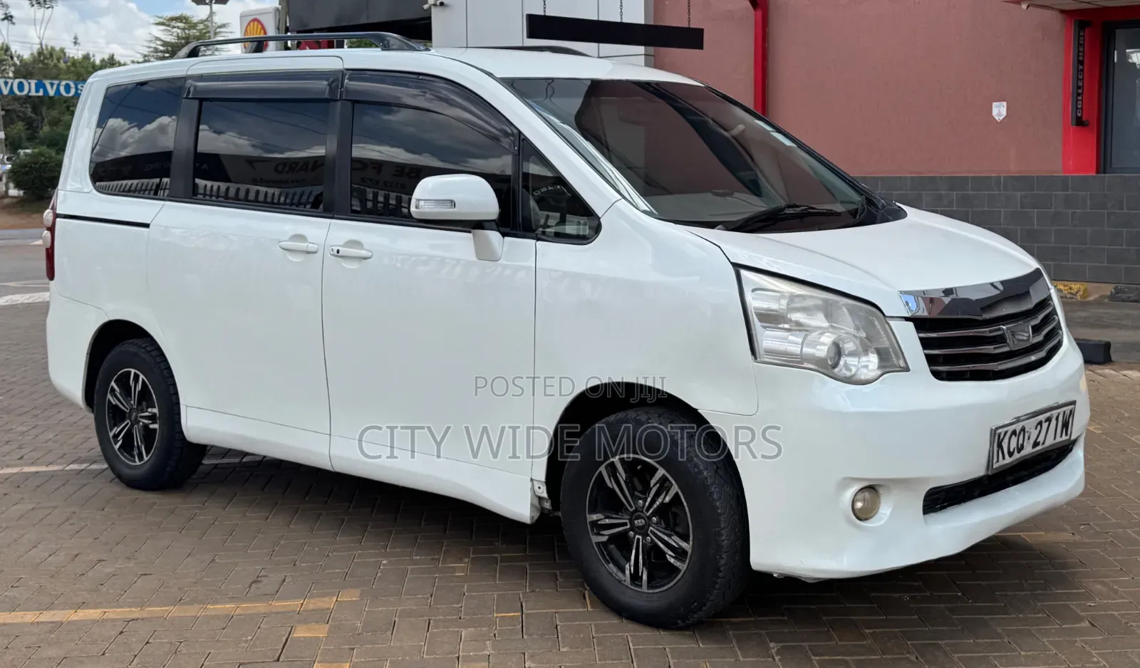 Toyota Noah 2011 White
