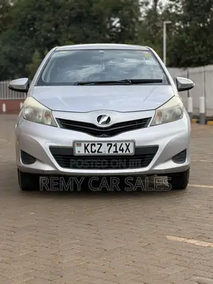 Toyota Vitz 2012 Silver