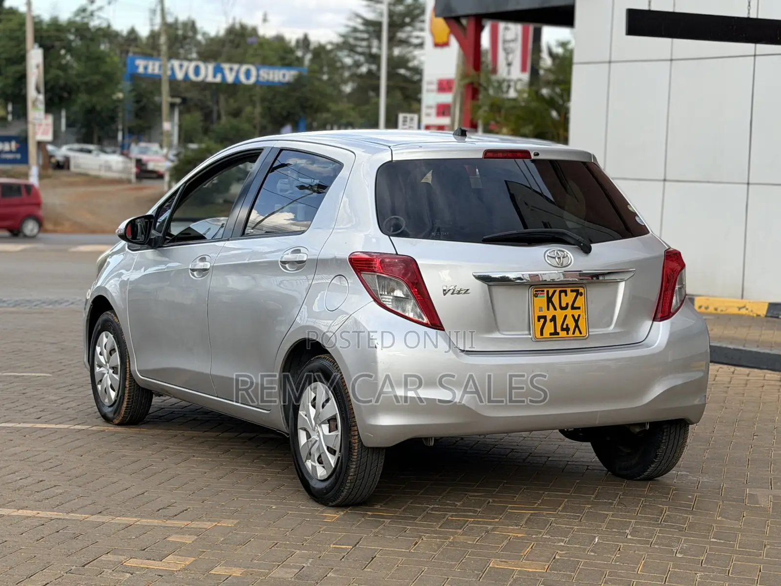 Toyota Vitz 2013 Silver