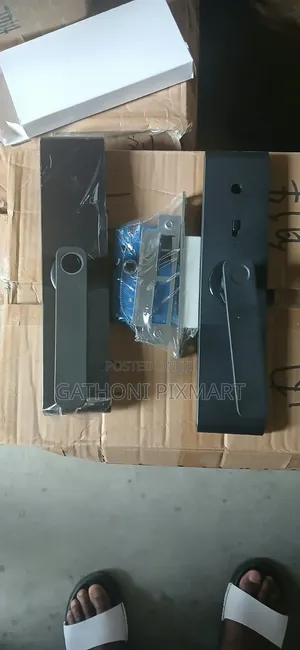 Keyless Entry Smart Door Lock With Fingerprint Recognition