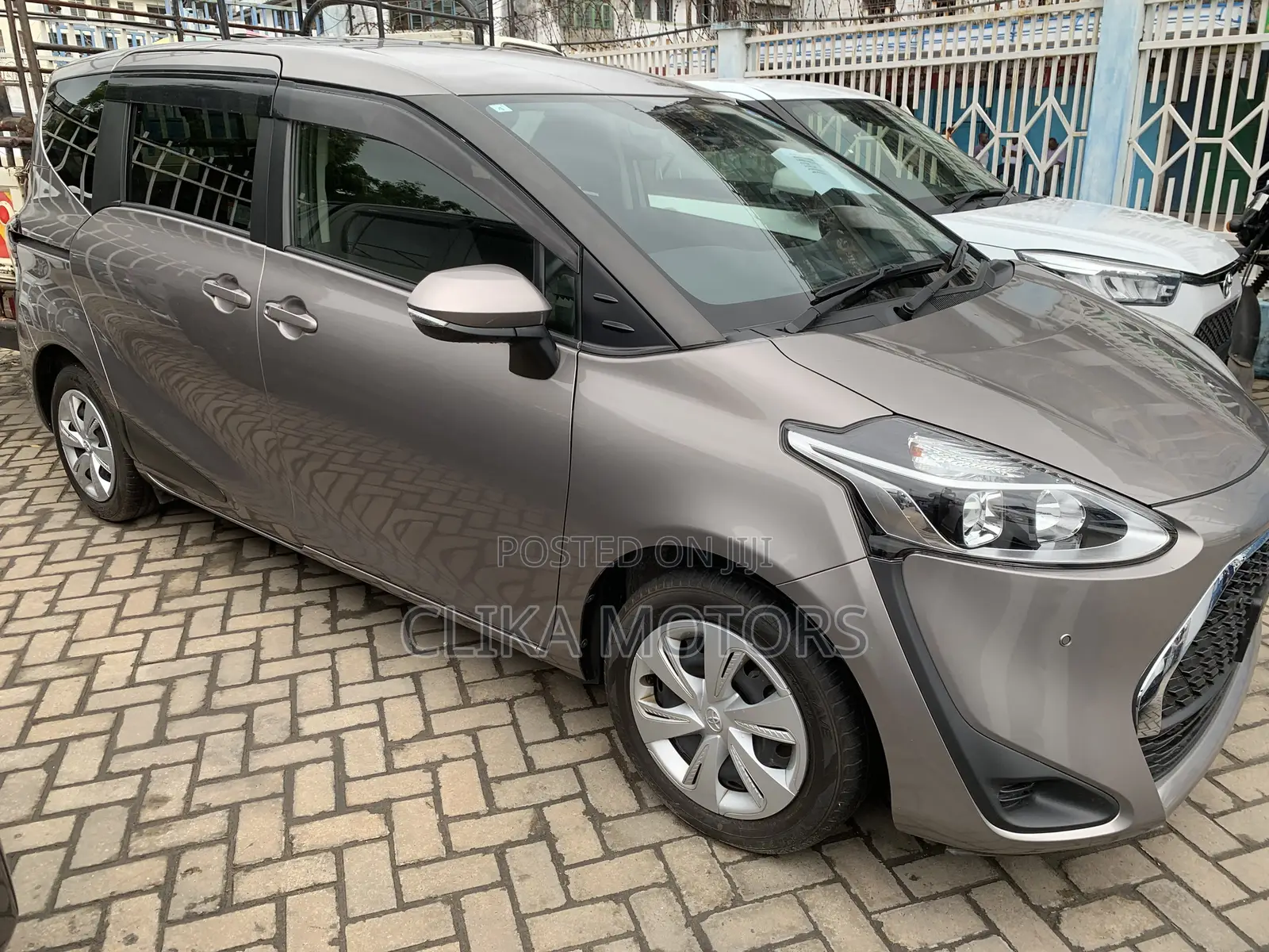 Toyota Sienta 1.5 FWD 2021 Silver