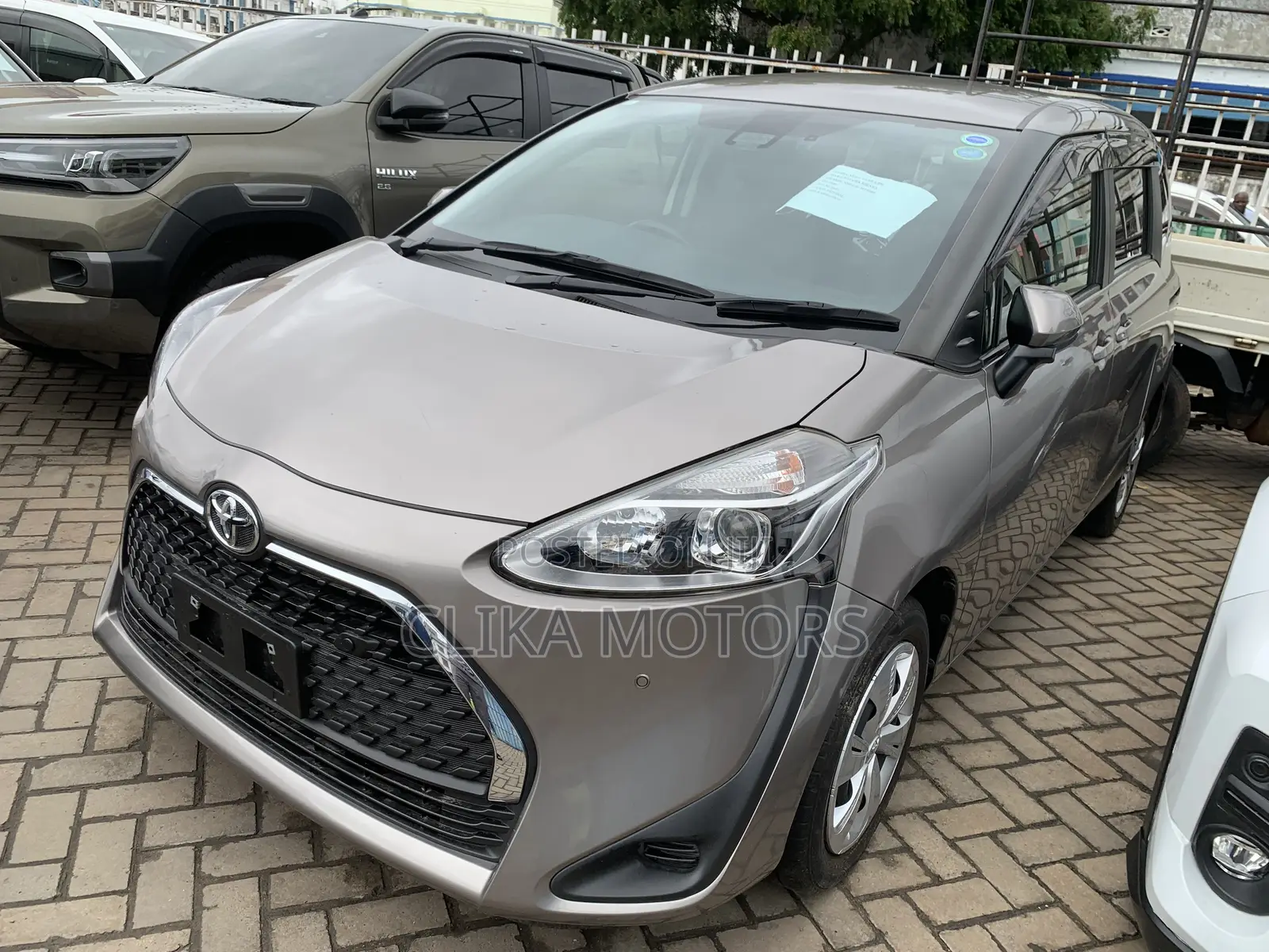 Toyota Sienta 1.5 FWD 2021 Silver