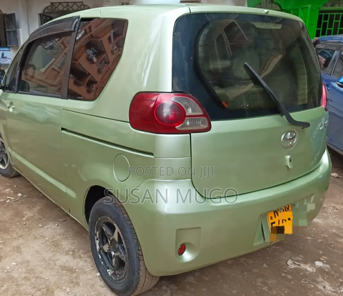Toyota Porte 2011 Green