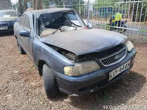 Nissan Sunny 2000 Blue