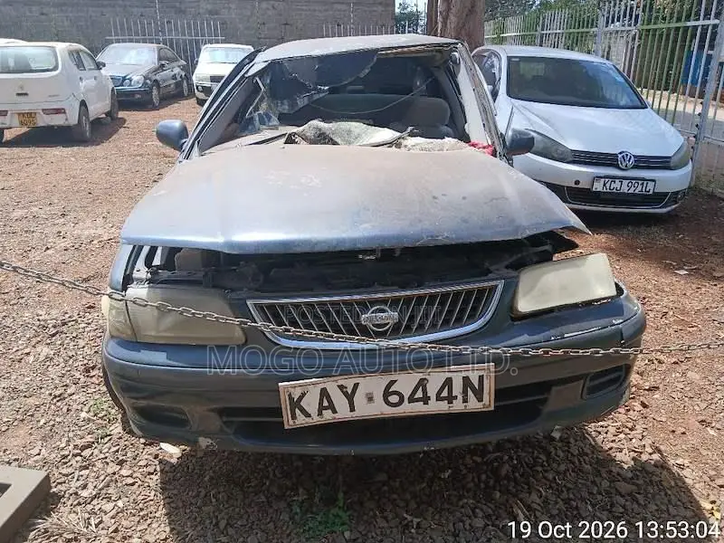Nissan Sunny 2000 Blue