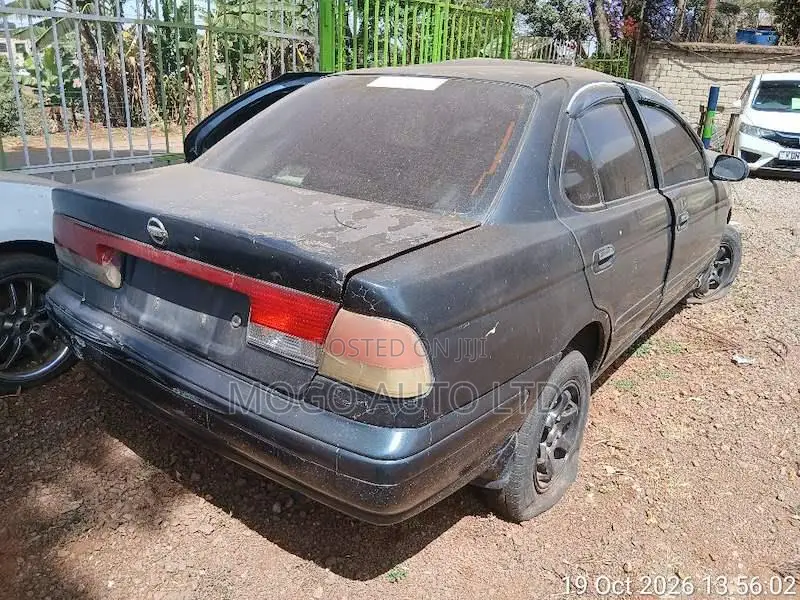 Nissan Sunny 2000 Blue