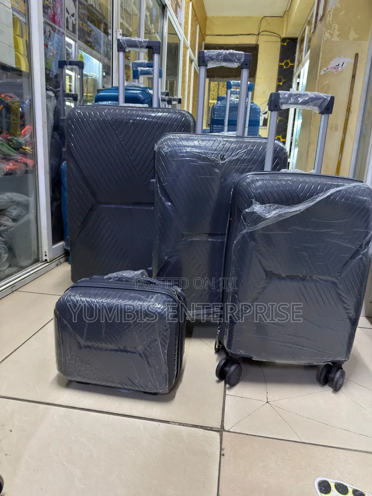 Grey Dark Colour Size 27"" Suitcase Set Rubber Offer at 7500
