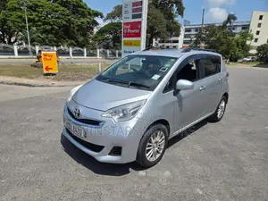 Toyota Ractis 1.3 FWD 2016 Silver