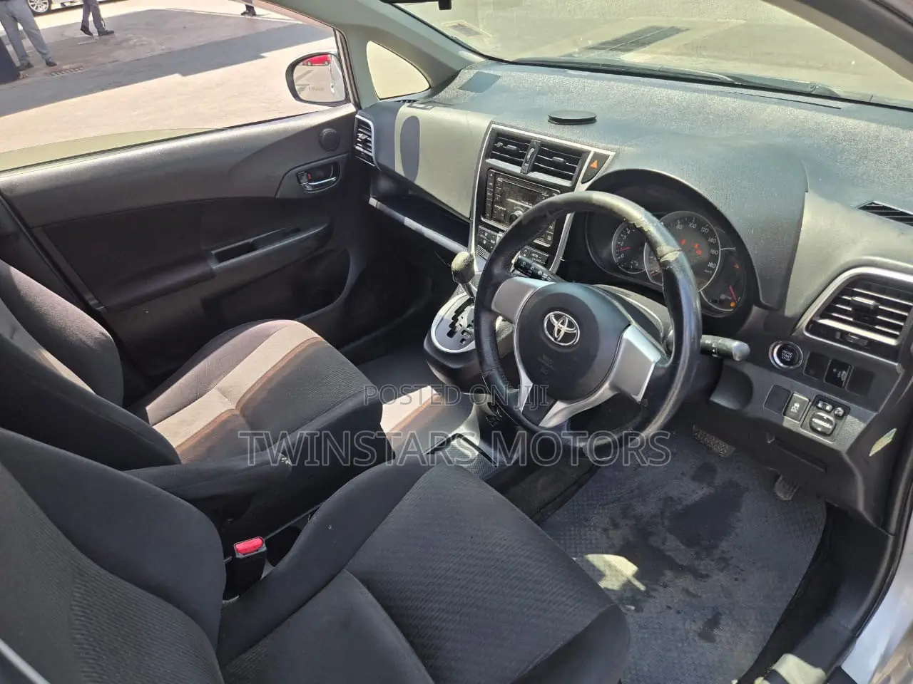 Toyota Ractis 1.3 FWD 2016 Silver