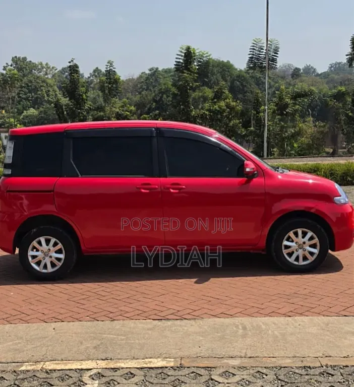 Toyota Sienta 2013 Red