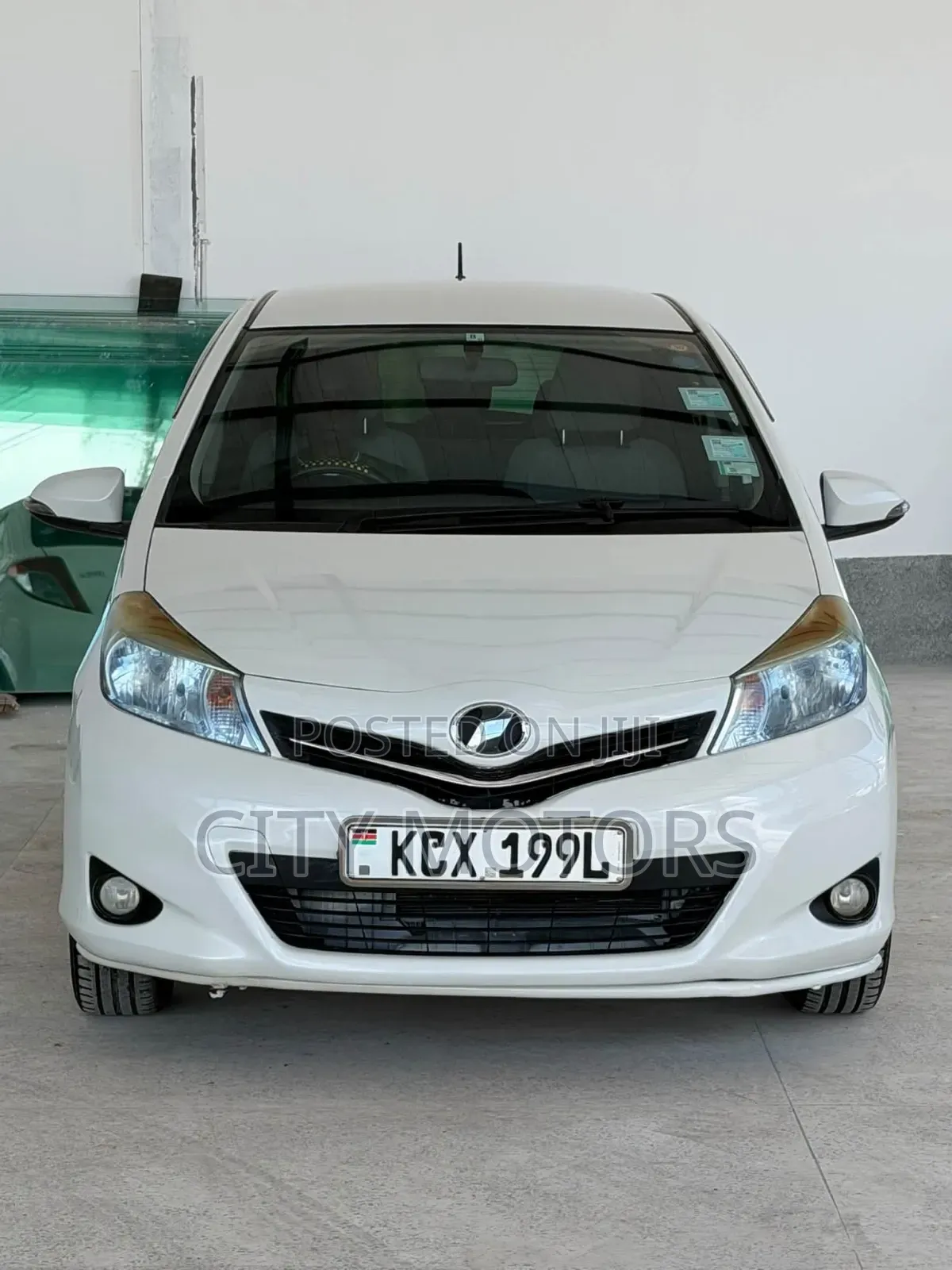 Toyota Vitz 1.0 FWD 5dr 2012 White