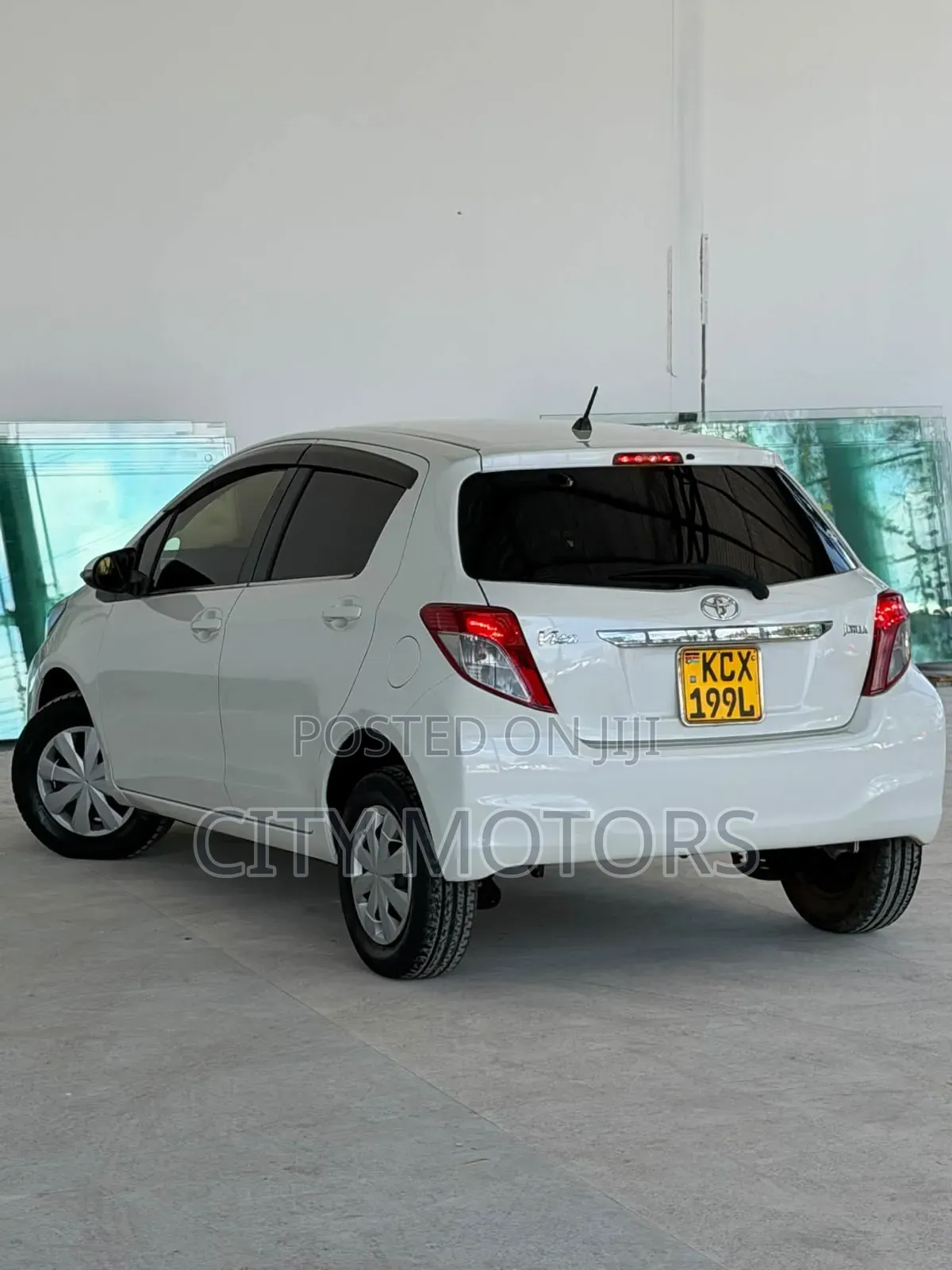 Toyota Vitz 1.0 FWD 5dr 2012 White