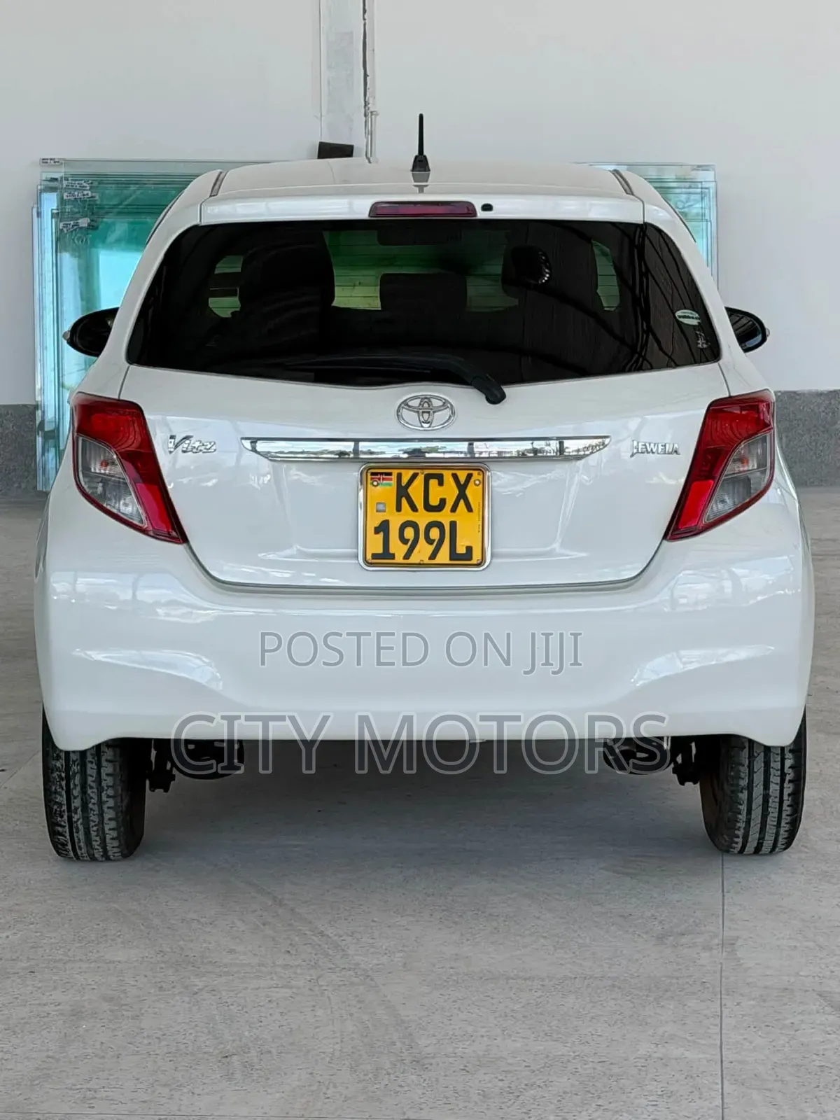 Toyota Vitz 1.0 FWD 5dr 2012 White