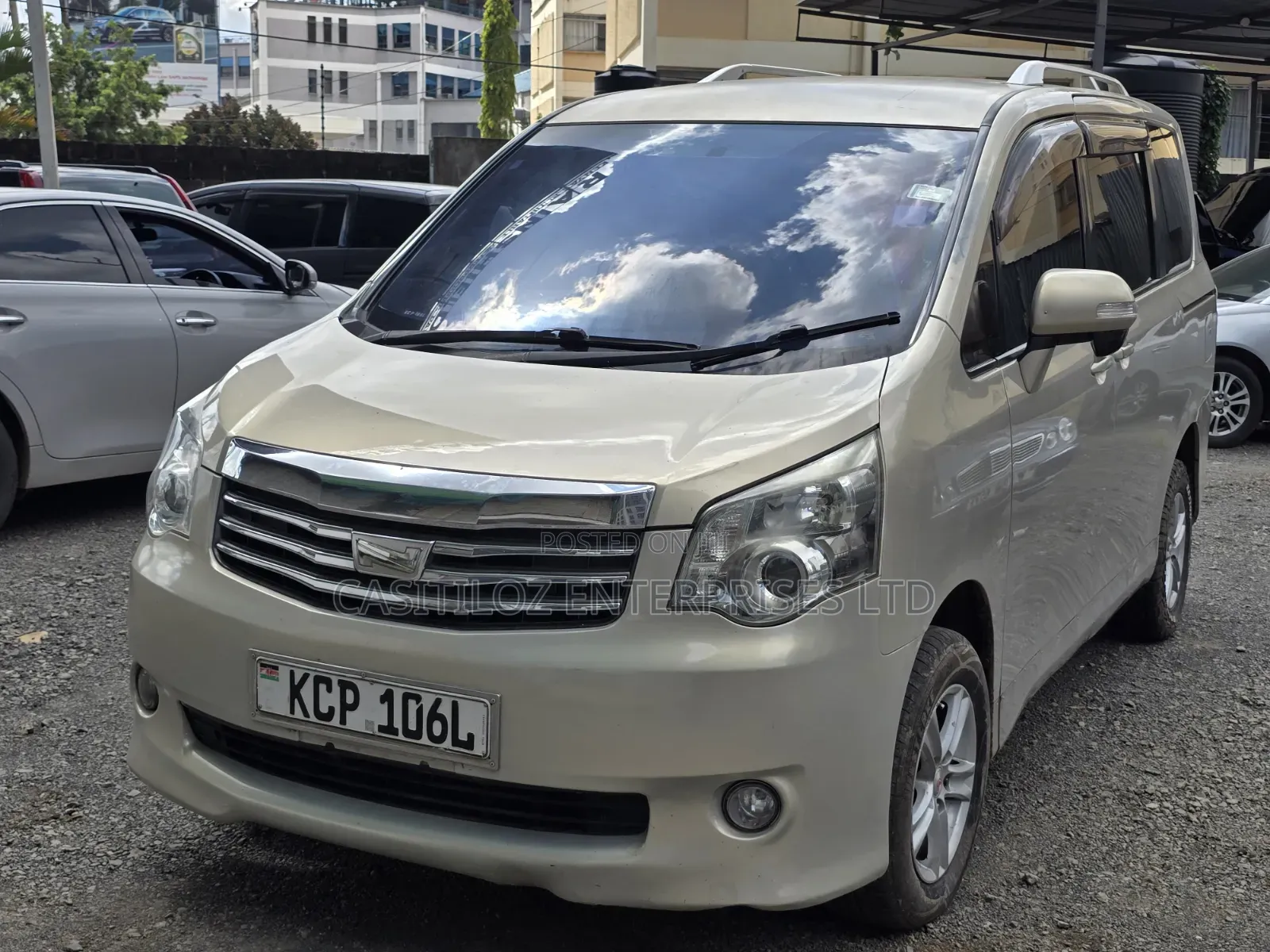 Toyota Noah 2.0 158hp FWD (8 Seater) 2011 Gold