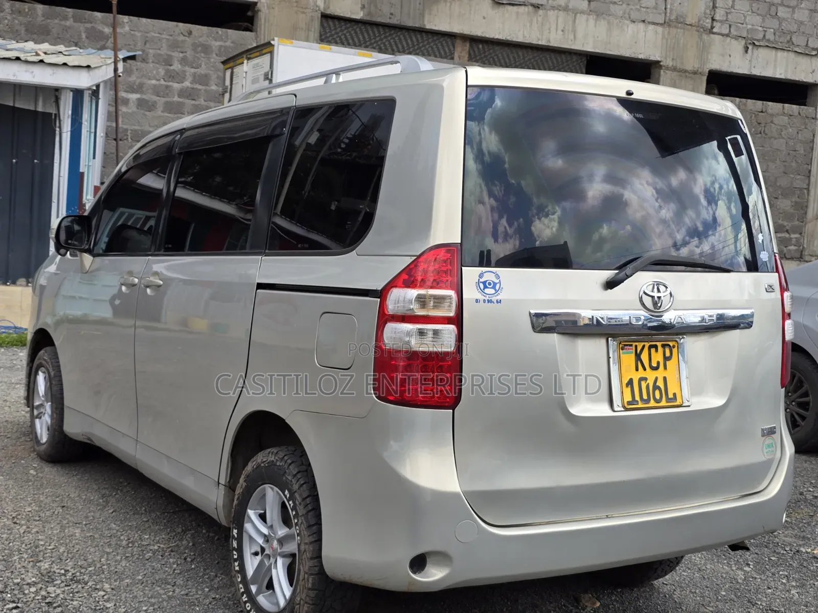 Toyota Noah 2.0 158hp FWD (8 Seater) 2011 Gold