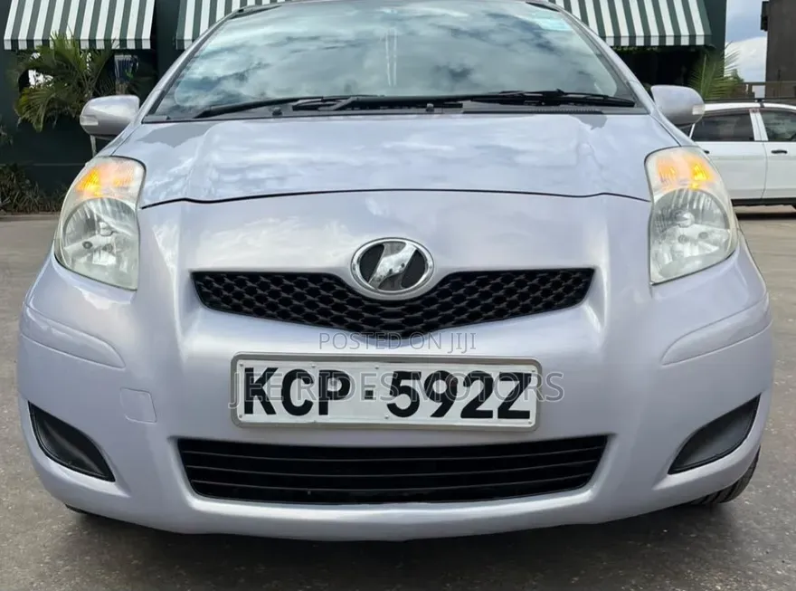 Toyota Vitz 2010 Silver
