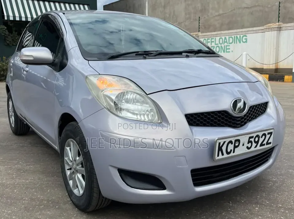 Toyota Vitz 2010 Silver