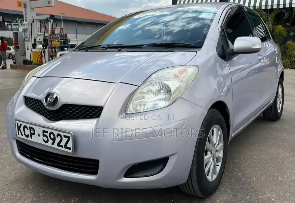 Toyota Vitz 2010 Silver