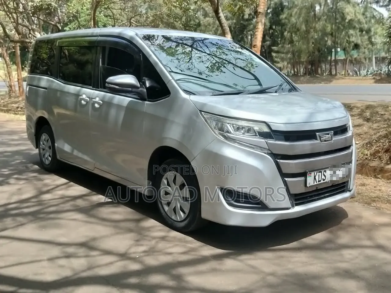 Toyota Noah 2.0 FWD (8 Seater) 2018 Silver