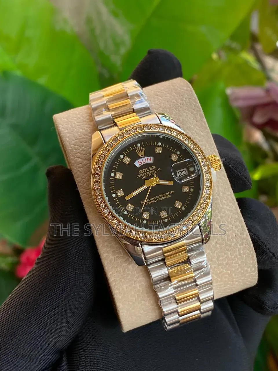 Rolex Iced Ladies Watch
Day&Date Display Iced Out
Battery Powered
