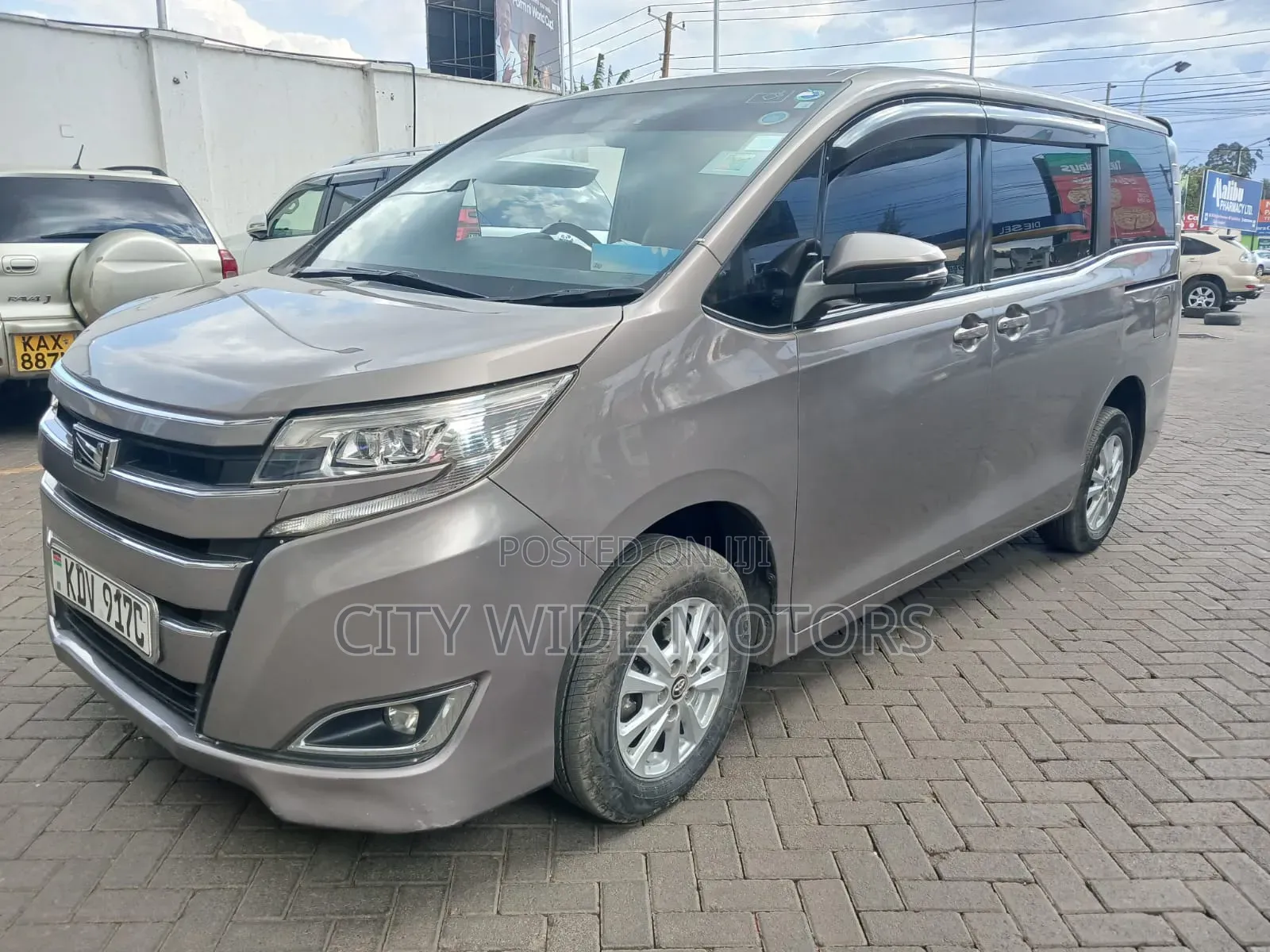 Toyota Noah 2.0 AWD (8 Seater) 2018 Gold