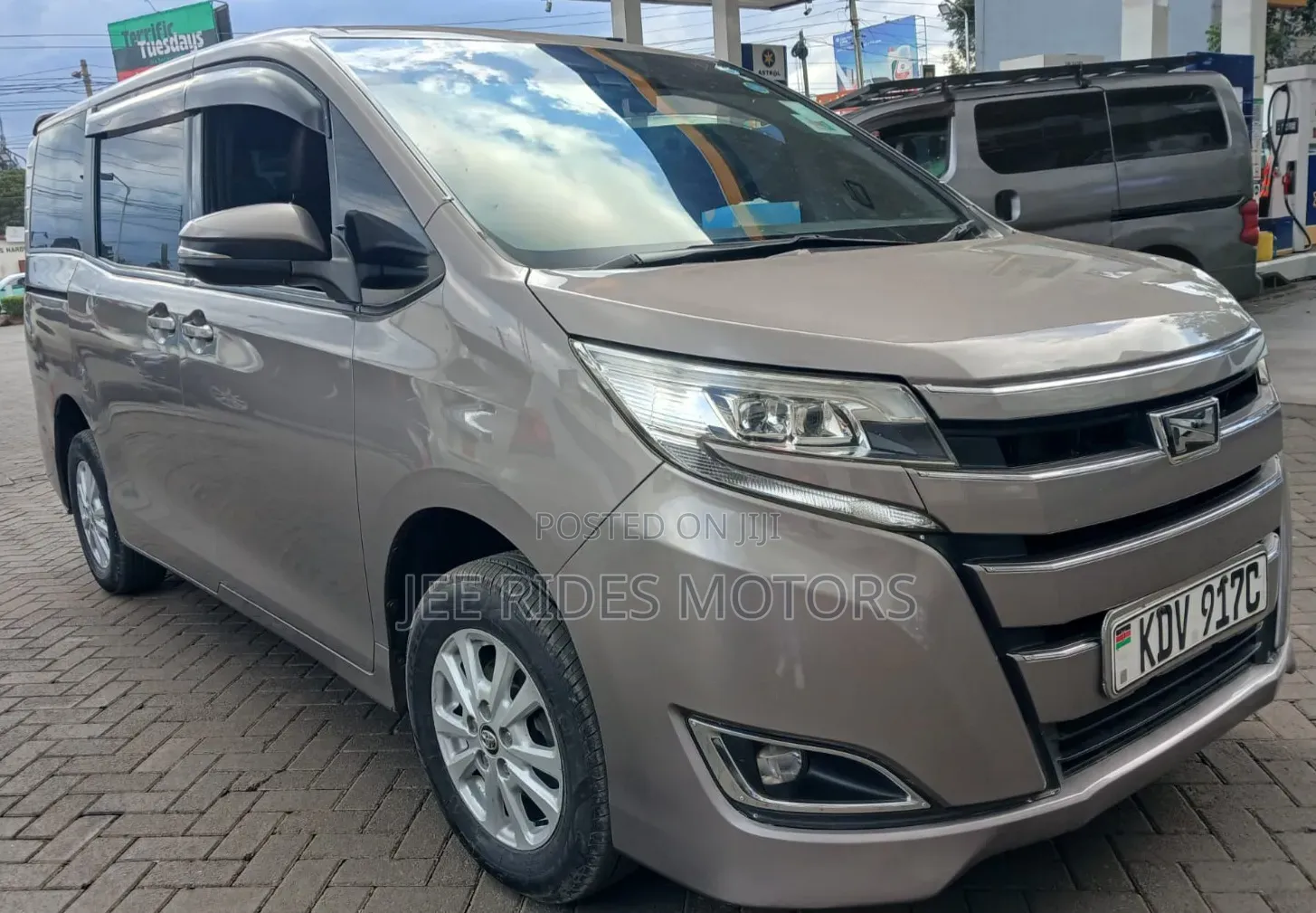 Toyota Noah 2018 Brown