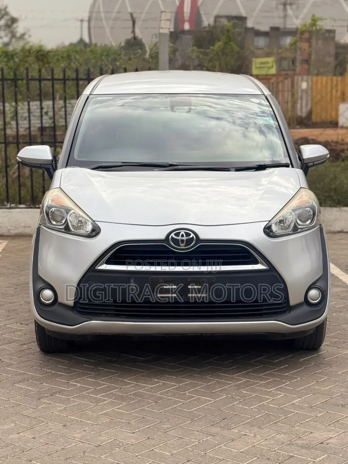 Toyota Sienta 2018 Silver