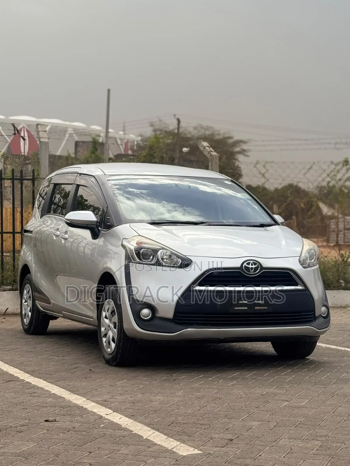 Toyota Sienta 2018 Silver