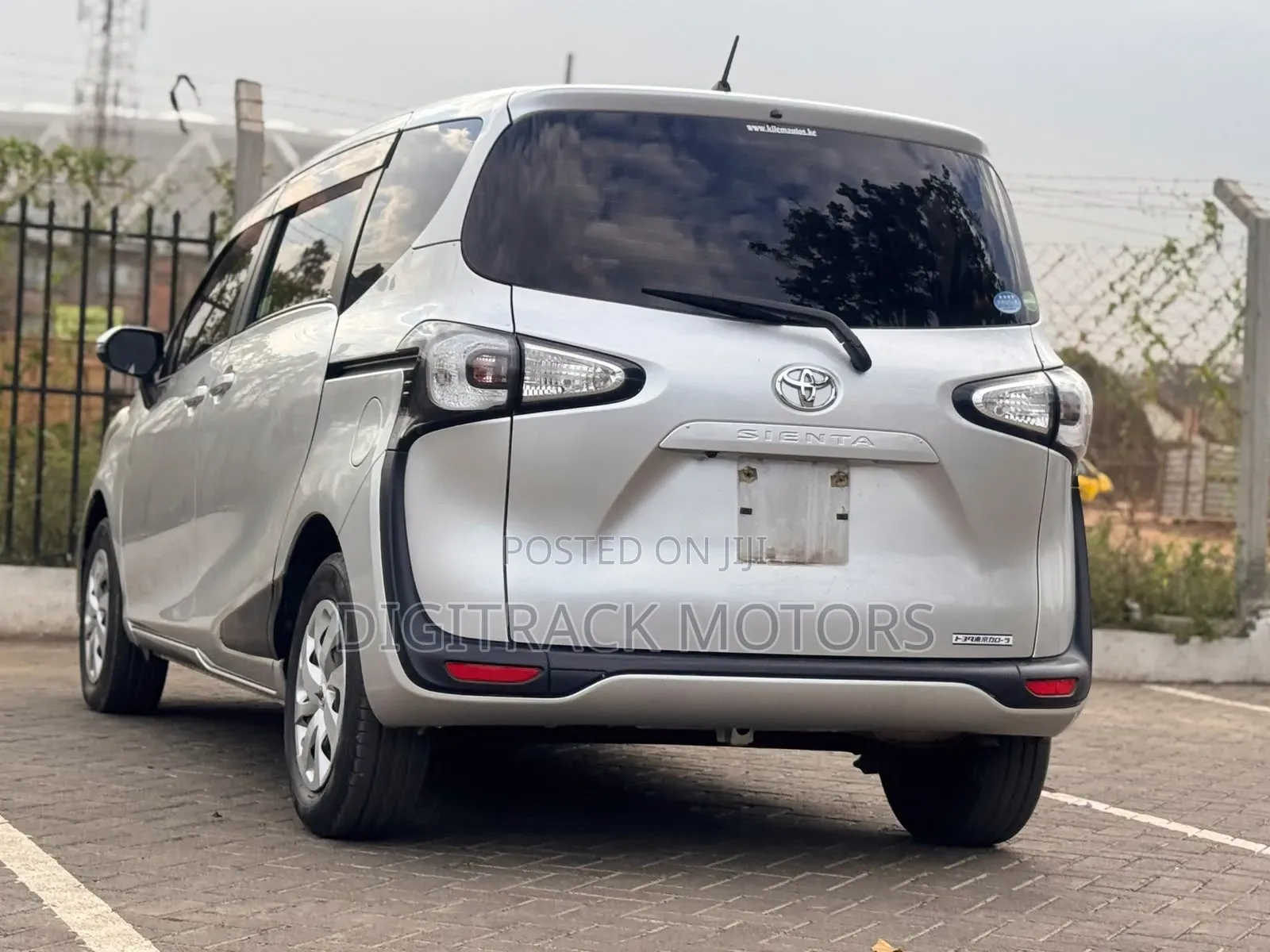 Toyota Sienta 2018 Silver