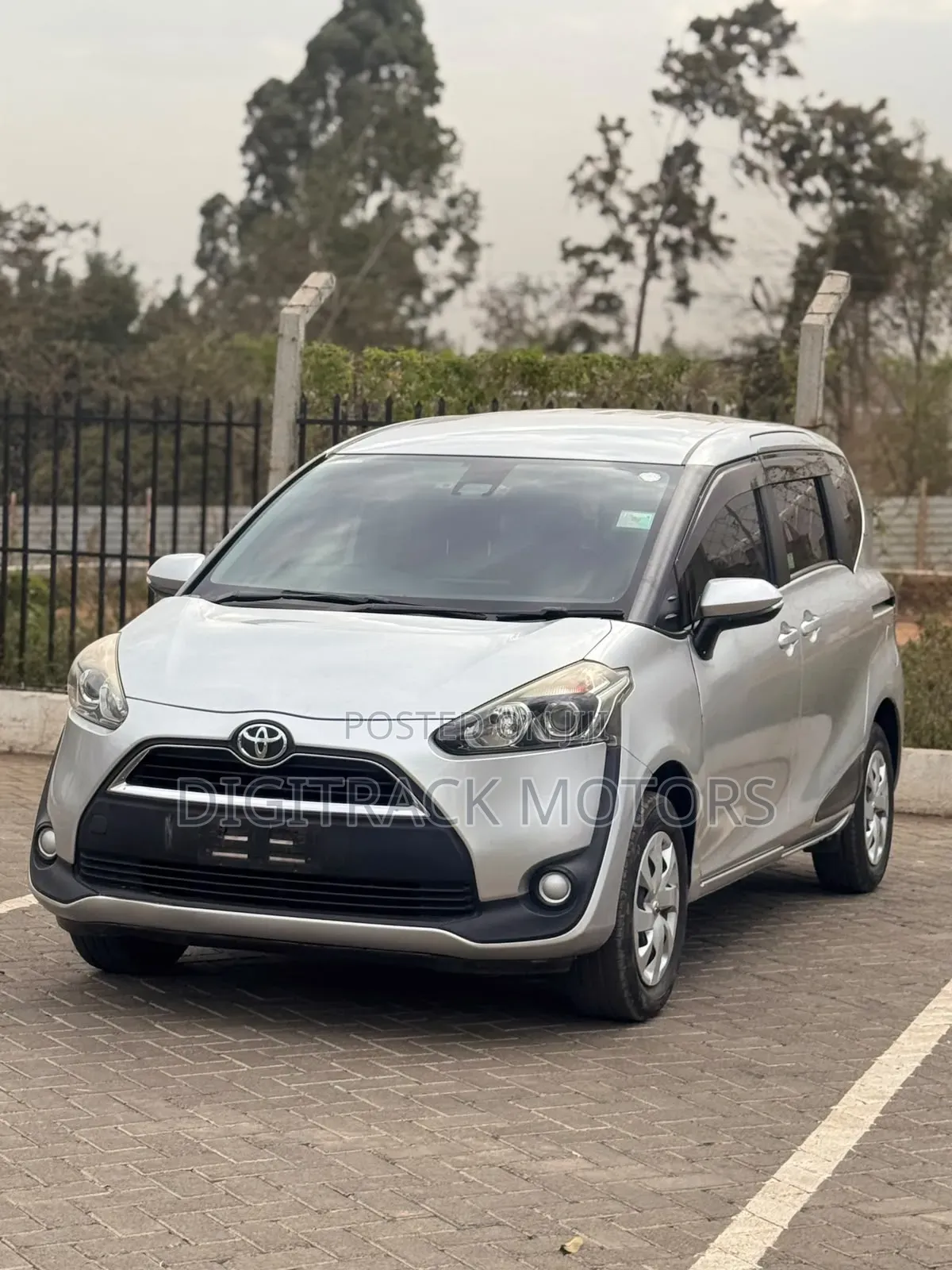 Toyota Sienta 2018 Silver