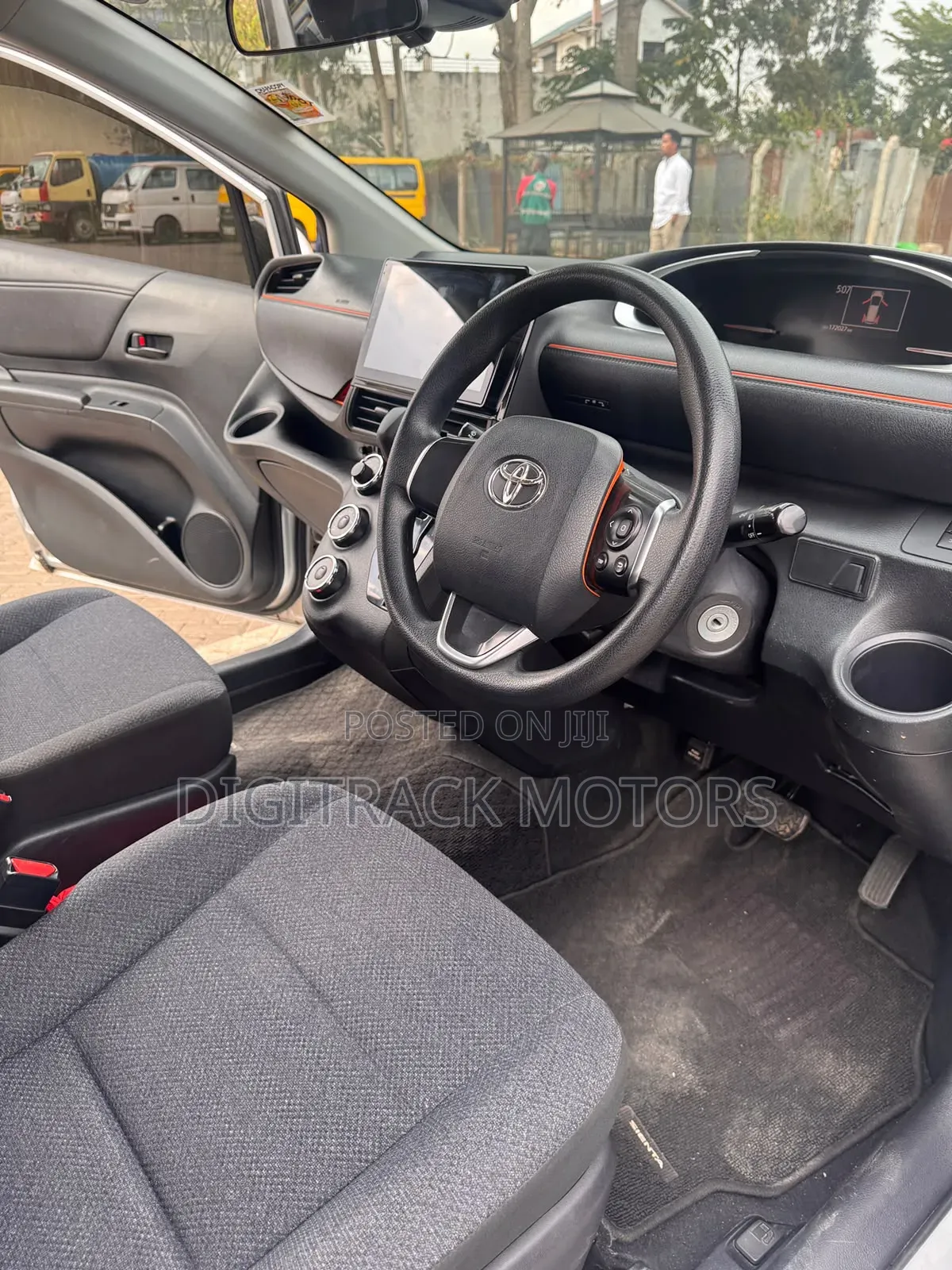Toyota Sienta 2018 Silver