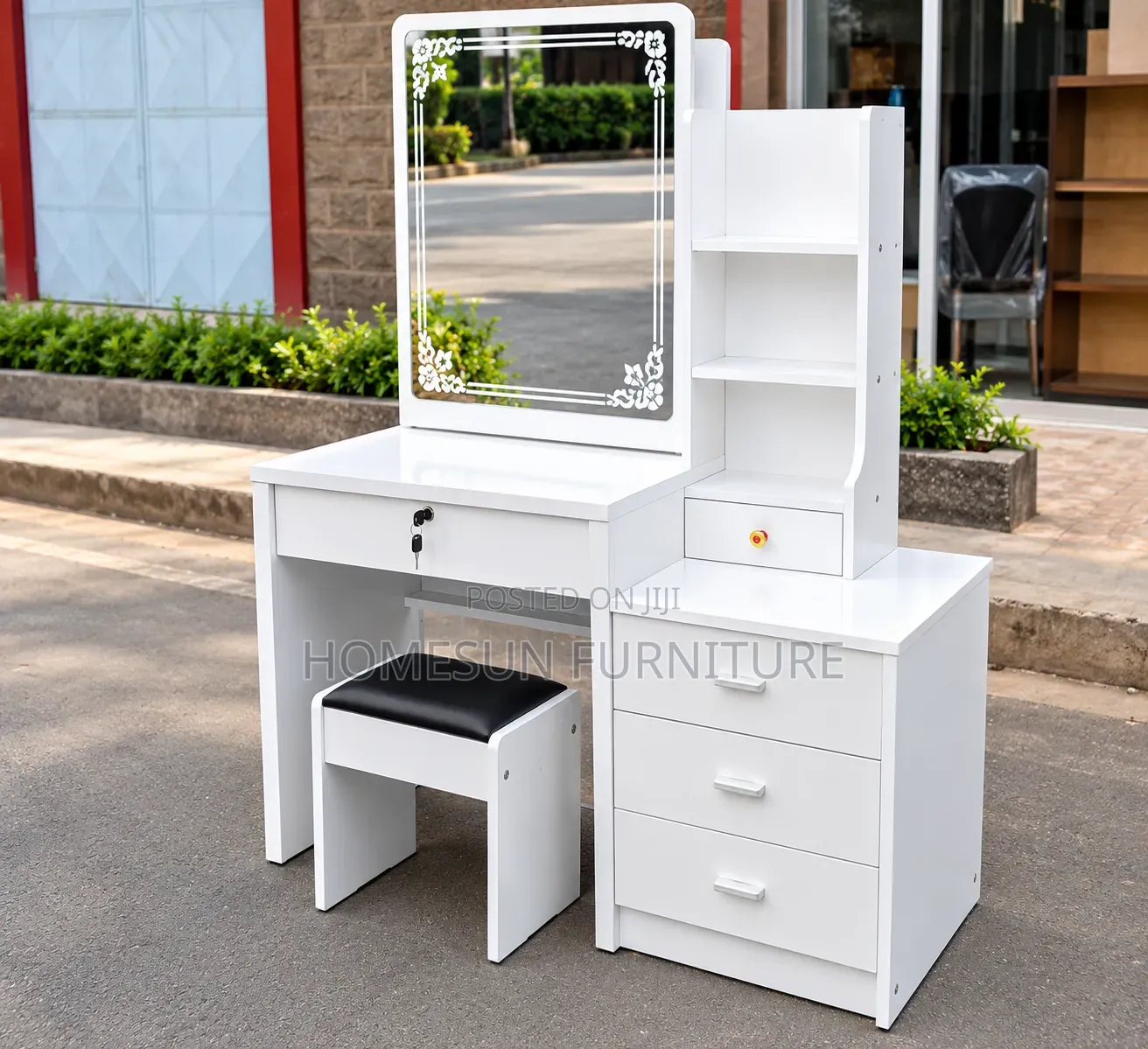 Dressing Table With Decorative Mirror and 3 Drawers