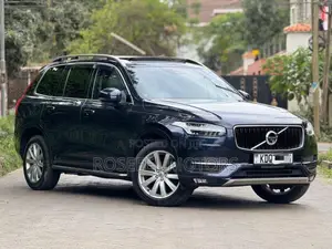 Volvo XC90 T5 Momentum AWD 2019 Blue