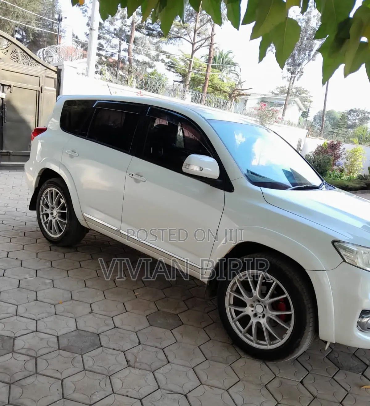 Toyota Vanguard 2011 White