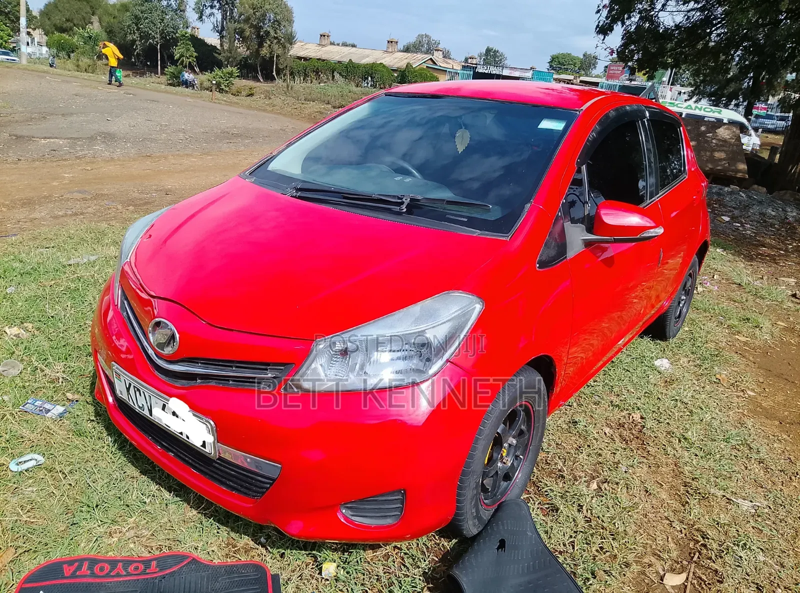 Toyota Vitz 1.3 AWD 5dr 2012 Red